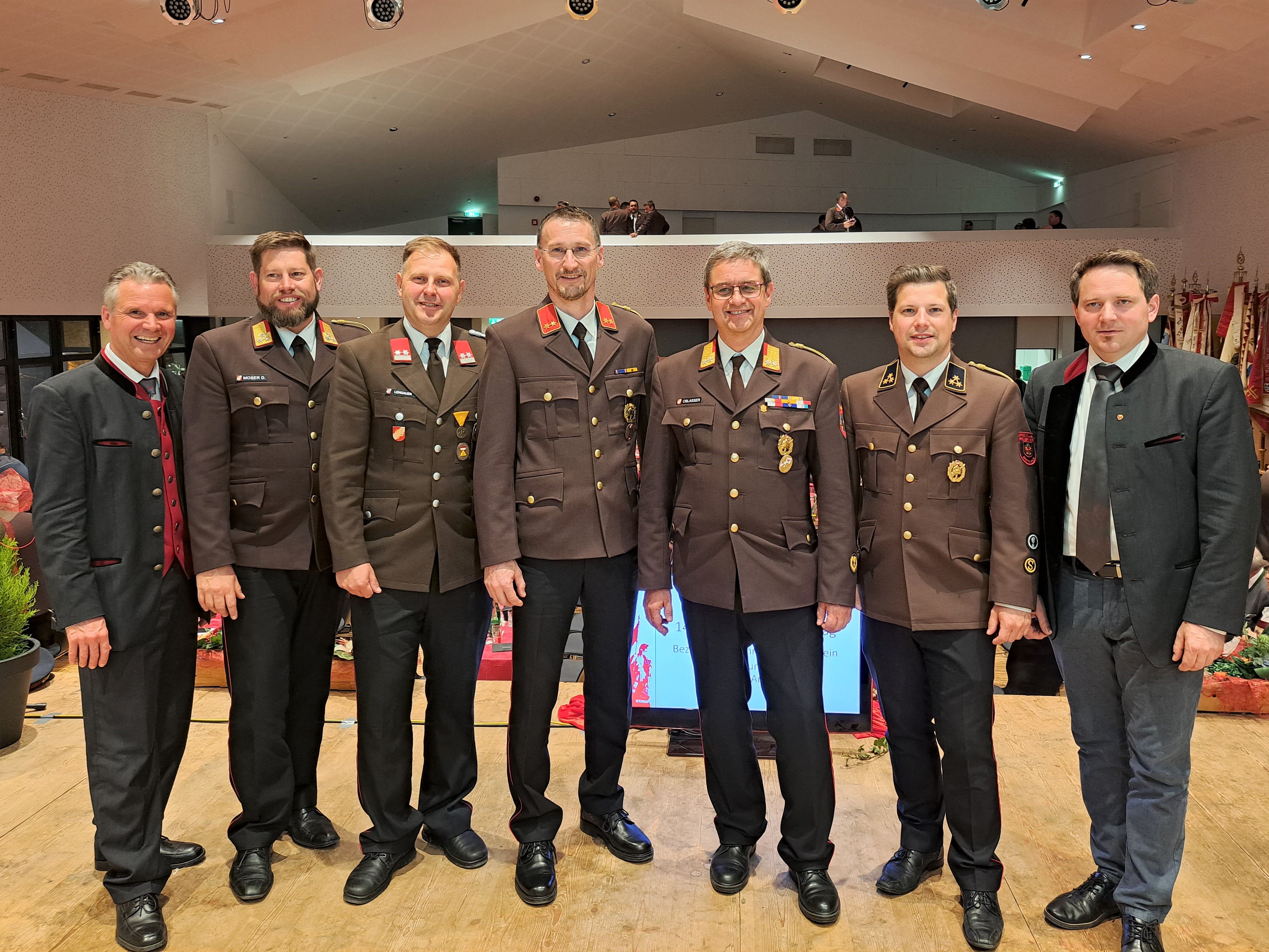 Neues Bezirkskommando (Bildmitte) mit Bezirkshauptmann, BFI und Landtagsabgeordnetem